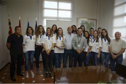 El alcalde con el equipo Nou Basket Femenino