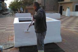 Operario limpiando grafitis