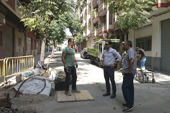 El alcalde y el concejal Mora visitando las obras