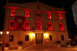 El Ayuntamiento iluminado de rojo