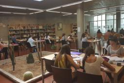 Estudiantes en la biblioteca de la Cova Gran