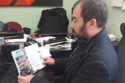 El regidor Carles Martí con el catálogo de Navidad