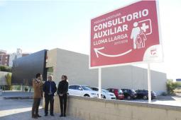 El alcalde de Paterna, la concejala de Infraestructuras, Núria Campos y el concejal de Sanidad, Julio Fernández visitando las obras del Centro de Salud de Lloma Llarga 