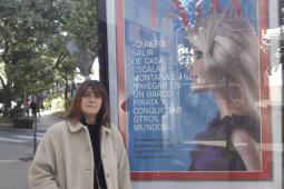 Carmen Gayà junto a un cartel de la campaña de juguetes no sexistas 