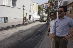 El alcalde y la concejala Campos visitando las obras de asfaltado de la Calle Mayor
