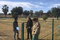 El alcalde visitando las nuevas zonas de esparcimiento canino