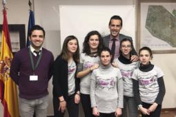 El Alcalde de paterna, Juan Antonio Sagredo junto a las niñas integrantes de StopIT