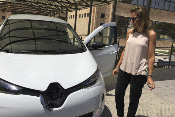 La concejala Campos en uno de los coches eléctricos