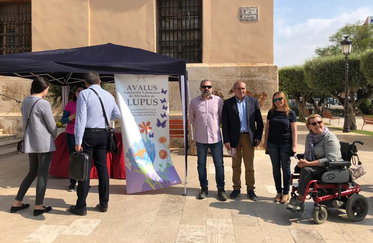 Paterna se ilumina de morado en el Día Internacional del lupus