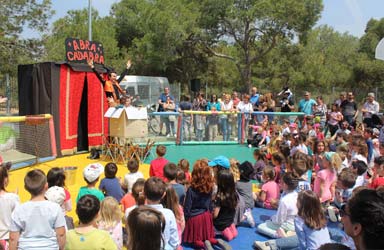 Centenars de xiquets gaudeixen cada cap de setmana dels espectacles de màgia organitzats per l'Ajuntament