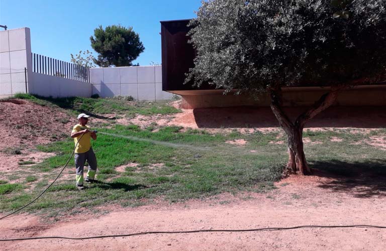 Paterna intensifica la limpieza de los pipicanes ante la llegada del calor  