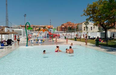 Centenares de vecinos visitan las nuevas instalaciones de la piscina de verano de Paterna