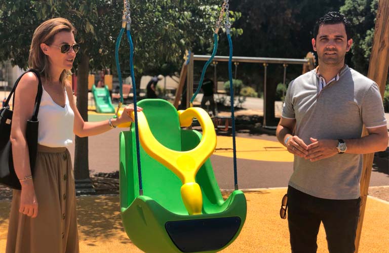 El Alcalde de Paterna visita la nueva zona de juegos infantiles inclusivos y adaptados del Parc Central