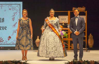 Paterna presenta la nueva Reina de las Fiestas Carolina Bertó y su Corte de Honor 