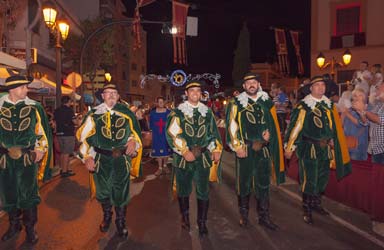 Los desfiles de Moros y Cristianos de Paterna cautivan con su espectacularidad a miles de asistentes 