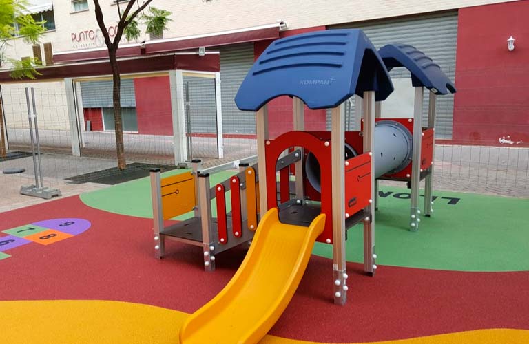 L'Ajuntament renova el parc infantil del carrer Ravanell en Lloma Llarga  