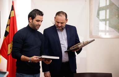 Ábalos firma en el Libro de Oro del Ayuntamiento de Paterna