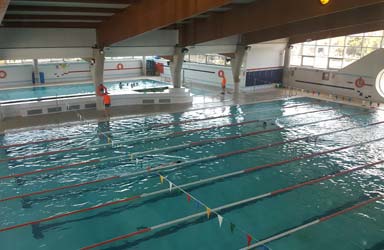 L'Ajuntament repararà la coberta de la piscina climatizada municipal