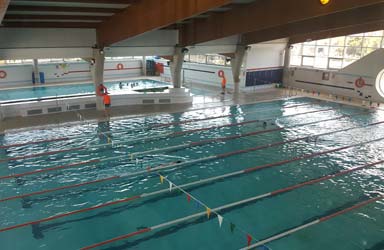 El Ayuntamiento reparará la cubierta de la piscina climatizada municipal 