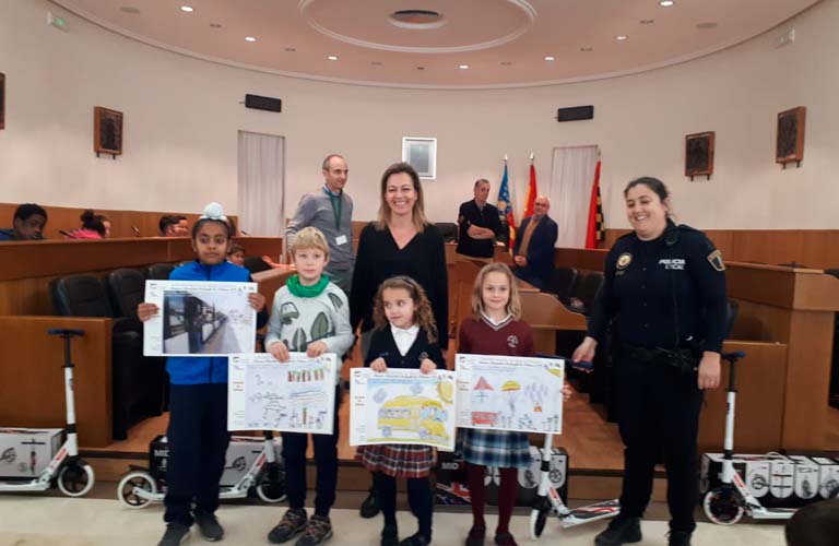 Paterna entrega cuatro patinetes a los ganadores del concurso infantil de dibujo y fotografía de la semana de la movilidad
