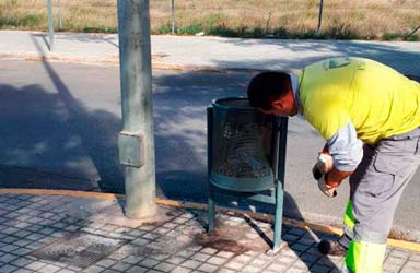 Paterna refuerza la conservación de sus parques con la instalación de 200 papeleras