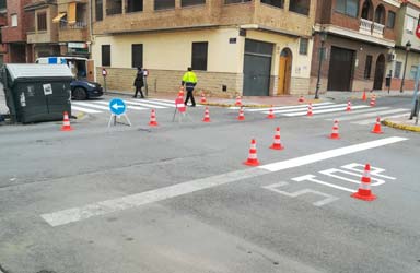 El Ayuntamiento invierte 30.000 euros en el mantenimiento de la pintura vial del municipio