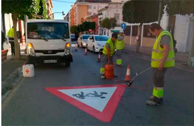 Paterna mejora la seguridad de sus zonas escolares con nuevas señalizaciones viales