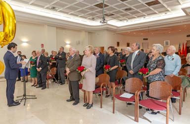 Paterna celebra la primera boda col·lectiva de 17 parelles per les seues 50 anys de matrimoni