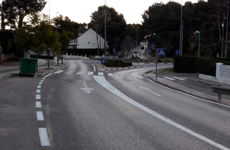 El Ayuntamiento finaliza el repintado de todas las señales viales de la calle 29 en la Canyada