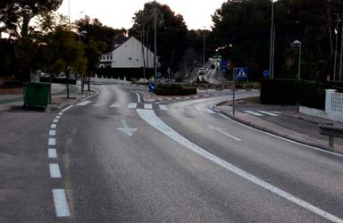 El Ayuntamiento finaliza el repintado de todas las señales viales de la calle 29 en la Canyada