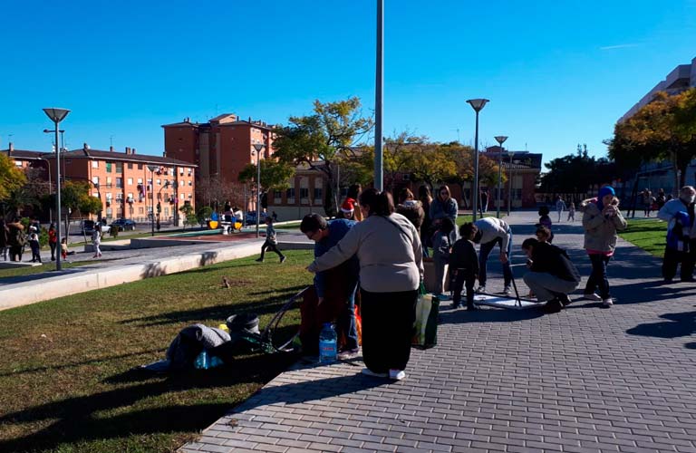 La Asociación de Vecinos de La Coma organiza talleres navideños para los más jóvenes del barrio 