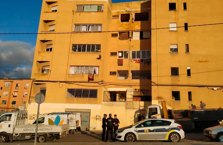 El Ayuntamiento de Paterna tapia el 80% de la finca amarilla y ultima el desalojo del edificio