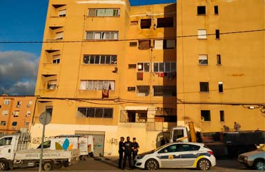 El Ayuntamiento de Paterna tapia el 80% de la finca amarilla y ultima el desalojo del edificio