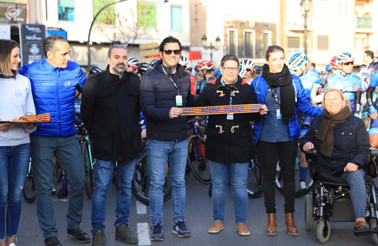 Cientos de personas se dieron cita en Paterna para disfrutar de la salida de la última etapa de la Volta ciclista a la CV