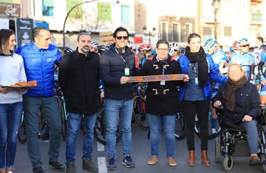 Cientos de personas se dieron cita en Paterna para disfrutar de la salida de la última etapa de la Volta ciclista a la CV