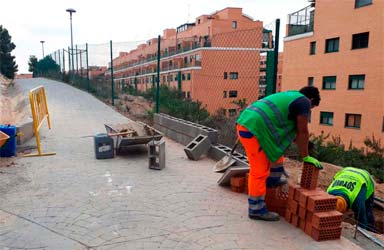 El Ayuntamiento mejora la captación de agua de lluvia en la zona verde de la calle Penyal d’Ifach de Casas Verdes  