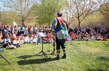 Decenas de familias disfrutaron con el inicio de la gira de espectáculos infantiles Gira Barrios 2 