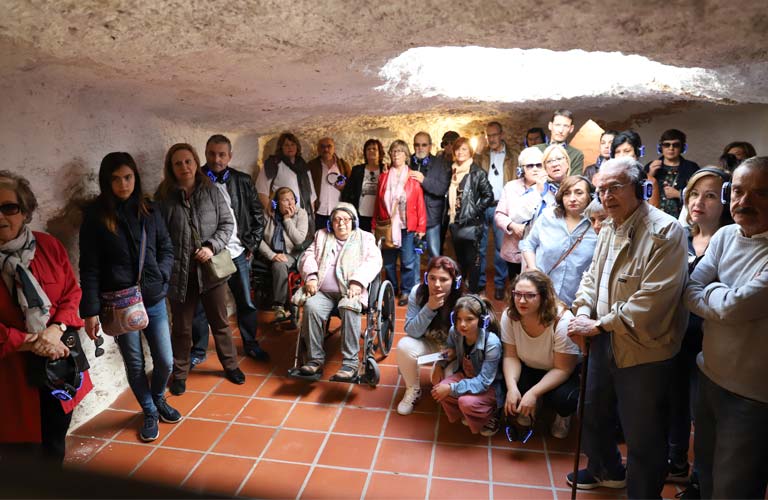 Paterna realiza la primera ruta turística guiada por las cuevas de Almodóvar