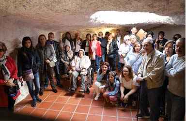 Paterna realitza la primera ruta turística guiada per les coves d'Almodóvar