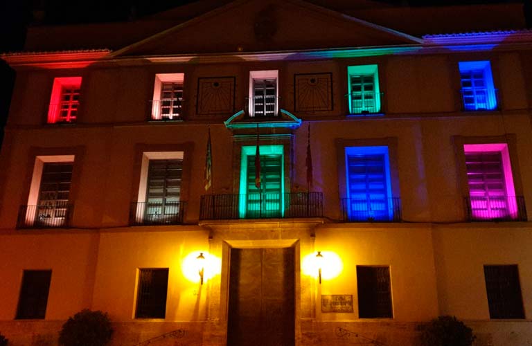 El Ayuntamiento de Paterna se ilumina con los colores de la bandera del Orgullo