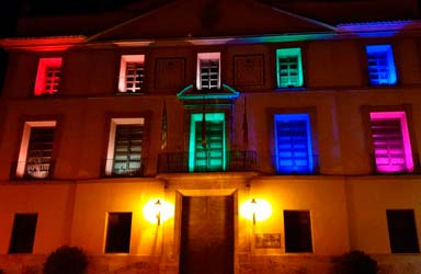 El Ayuntamiento de Paterna se ilumina con los colores de la bandera del Orgullo