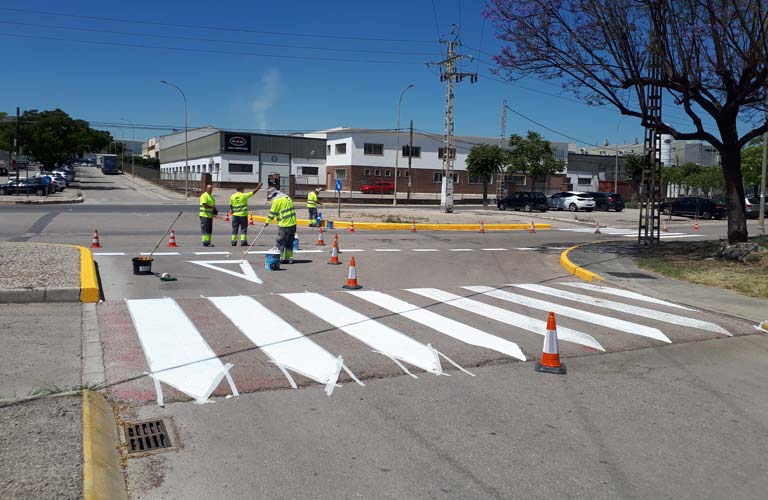 El Ayuntamiento refuerza la seguridad vial del Polígono Fuente del Jarro con el repintado de la señalética horizontal
