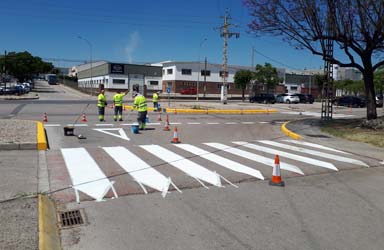 El Ayuntamiento refuerza la seguridad vial del Polígono Fuente del Jarro con el repintado de la señalética horizontal