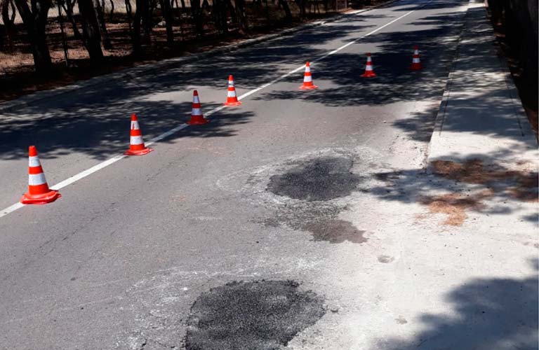 El Ayuntamiento acondiciona la carretera que conecta el núcleo urbano con el barrio de Lloma Llarga 