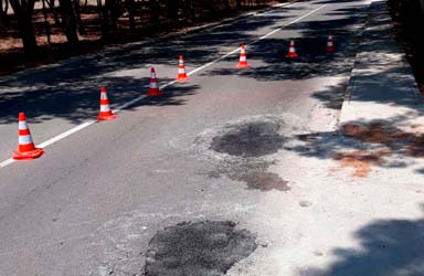 El Ayuntamiento acondiciona la carretera que conecta el núcleo urbano con el barrio de Lloma Llarga 