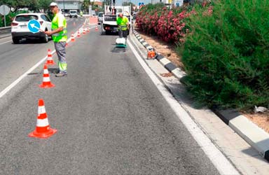 El Ayuntamiento repara la calzada de Ciutat de Lliria para mejorar la circulación en Fuente del Jarro