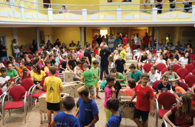 Mig centenar de xiquets i xiquetes de Paterna participen en l'Escoleta del Foc d'Interpenyes