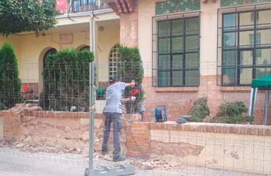 L'Ajuntament comença la reparació del mur del col·legi Cervantes