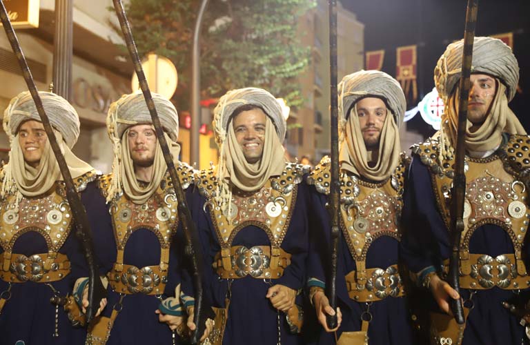 La majestuosidad de los desfiles de Moros y Cristianos llenan de color y música las calles de Paterna