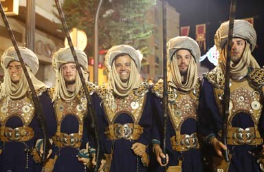 La majestuosidad de los desfiles de Moros y Cristianos llenan de color y música las calles de Paterna
